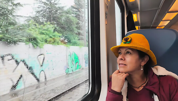 Vídeo 4K quente de um encontro apaixonado em um trem com um casal brasileiro amador