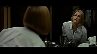 ฉากสุดเย้ายวนของ Rosamund Pike ใน 'Gone Girl'