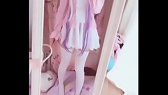 O Dedo Solo De Kanna Brinca Com Um Traje Cosplay