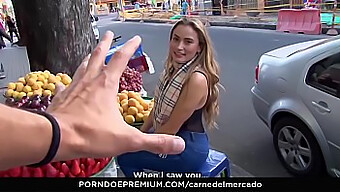 Una Seducente Bellezza Latina Si Impegna In Un Appassionato Sesso Pick-Up Sul Mercato.