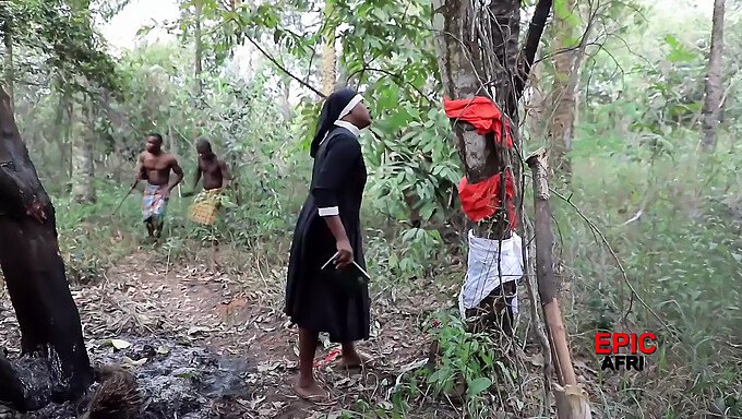 Homens africanos dão prazer à buceta e ao ânus de uma missionária branca