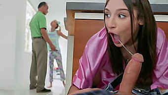 Abella Danger En Un Trío Secreto En La Casa De Sus Padres.