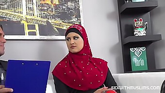 Muslimmah Gives Lawyer A Sensual Oral Pleasure