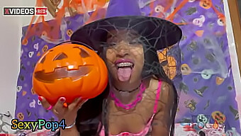 Morena Rabuda Disfruta De Un Encuentro Caliente De Halloween Con Una Pareja Difícil De Complacer