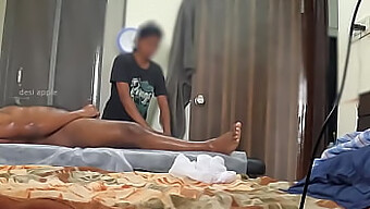 Seorang Gadis Di Spa Terkejut Dengan Zakar Hitam Kecil