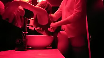 Hombres Gays Del Club Se Involucran En Actividad Sexual En El Baño