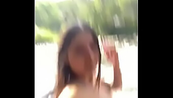 Avventura Sul Fiume Con La Mia Amica Che Mostra Le Sue Chiappe Nude