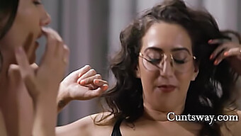 Une instructrice portant des lunettes fait plaisir à toutes les femmes visiteuses, y compris les adolescentes lesbiennes et les plus de 18 ans April O'Neil