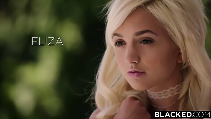 La prima volta di Eliza Jane con un uomo nero in modo birichino da dietro