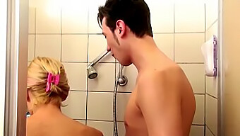 Deutsche Stiefmutter Hilft Sohn Unter Der Dusche Und Lockt Ihn Für Sexuelle Aktivitäten