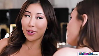 Maya Woulfe Și Prietena Ei Asiatică Bustină Se Răsfăț Cu Un Strapon Anal Și O Acțiune Lesbiană Cu Sâni Mari.