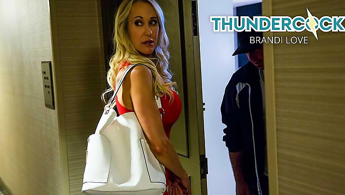 Brandi Love, MILF seducatoare, face o muie si inghite sperma