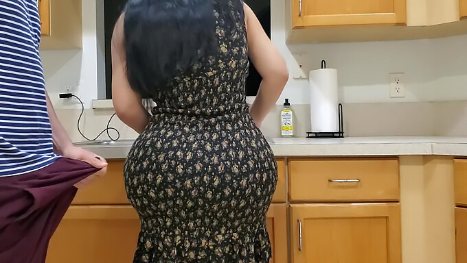 ¡Hijo amateur es dominado por una MILF seductora en la cocina! ¡Mira cómo se divierten juntos!