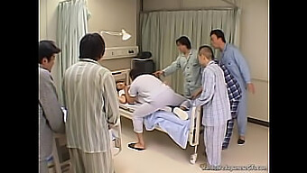 Asiatische Krankenschwester gibt mehreren Patienten einen Handjob und Creampie