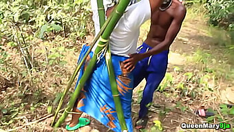 Une séduisante femme noire est attachée et pénétrée vigoureusement en plein air avec un bâton de bambou