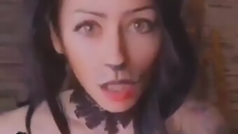 Vidéo D'Halloween Amateur Mettant En Vedette Une Femme Tatouée En Costume De Chat